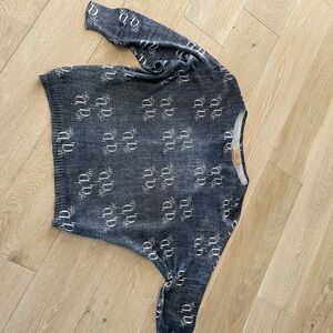 Stylish Gray Sweater with White Pattern